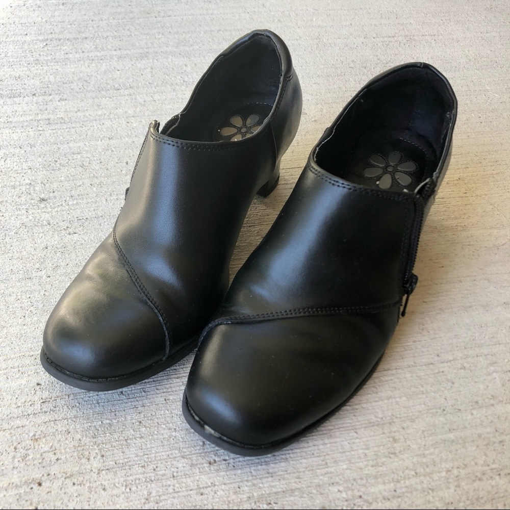 Dr Scholl’s women’s shoes size 7.5, black leather with small heel and side zip